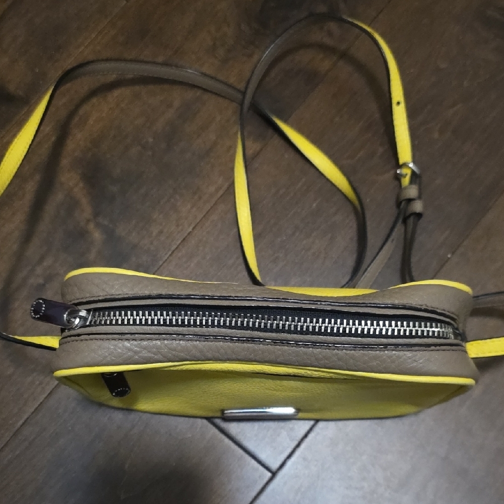 Marc by Marc Jacobs Two-Tone Yellow and Cream Shoulder Bag - Picture 3 of 8